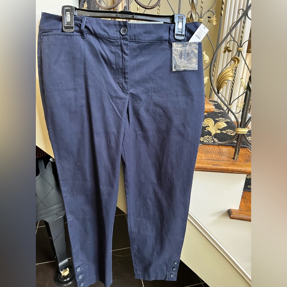 Talbots NWT Perfect Crop Slim Leg.  sits at waist button legs. Size 6 Na…